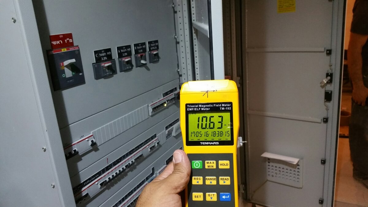 GAUSS FIELD METER Kennards Hire Hire or Rent Equipment, Tools & Supplies