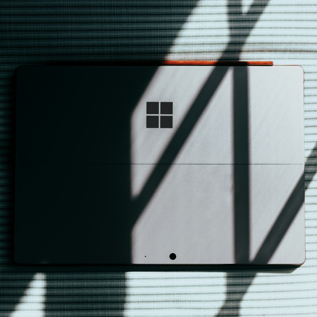 laptop_aerial_light_shadows