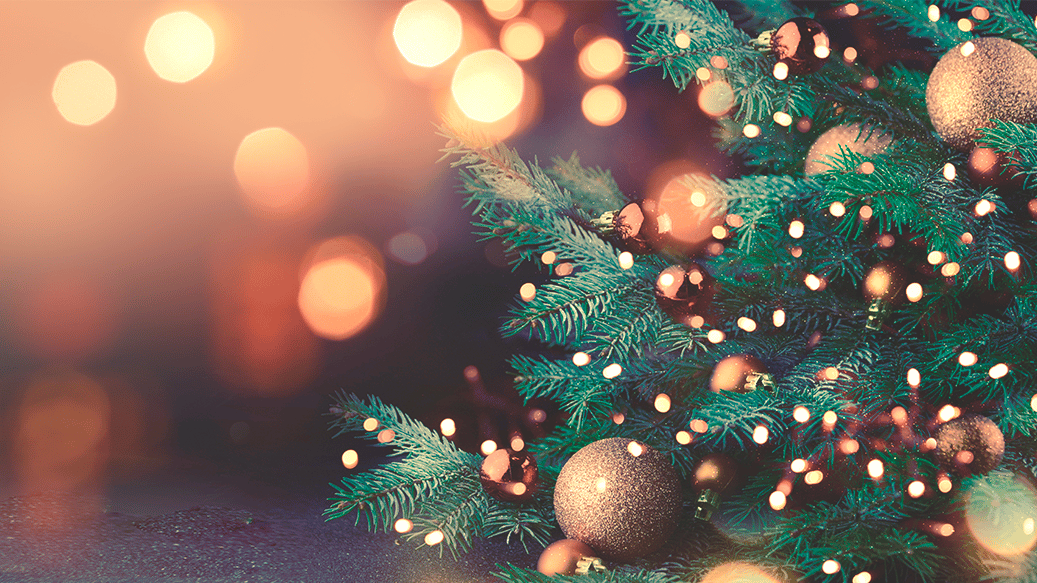 Pyntet juletræ med lys og julekugler