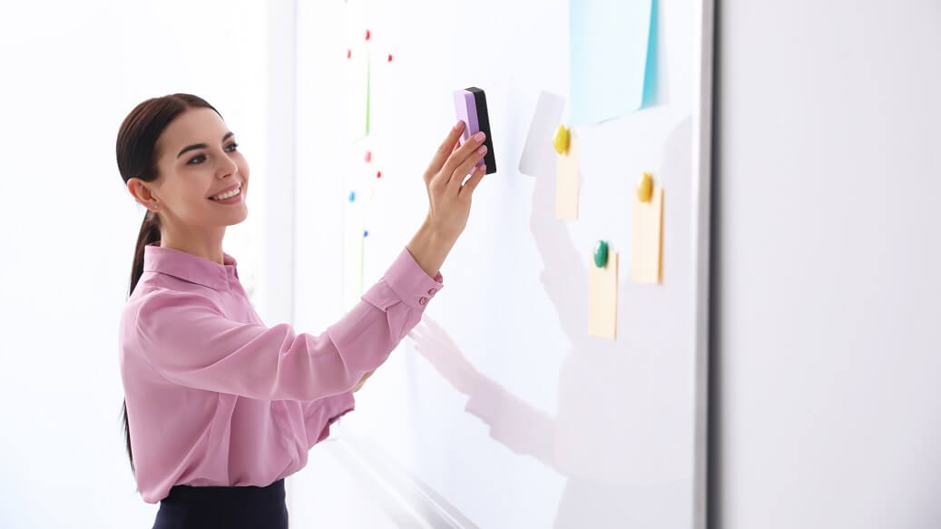Dame der visker en whiteboard tavle ren