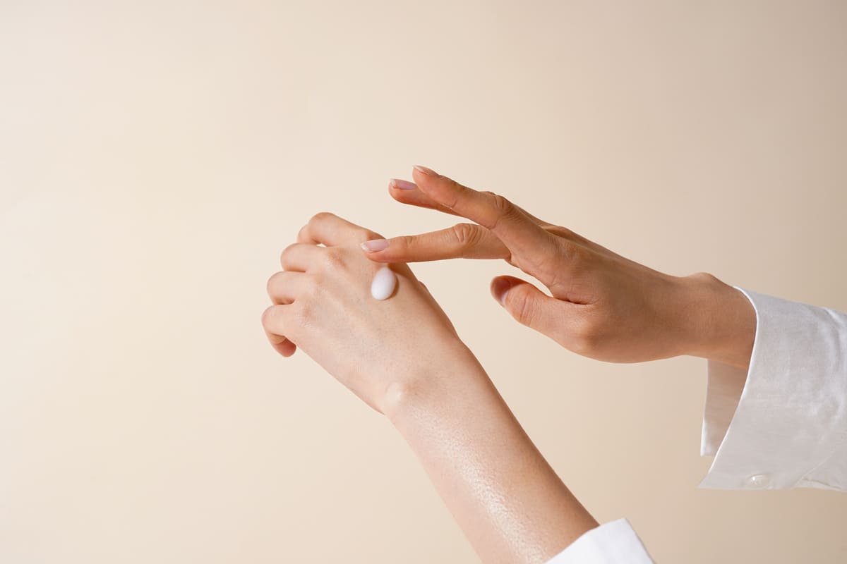 manchas en las manos marrones