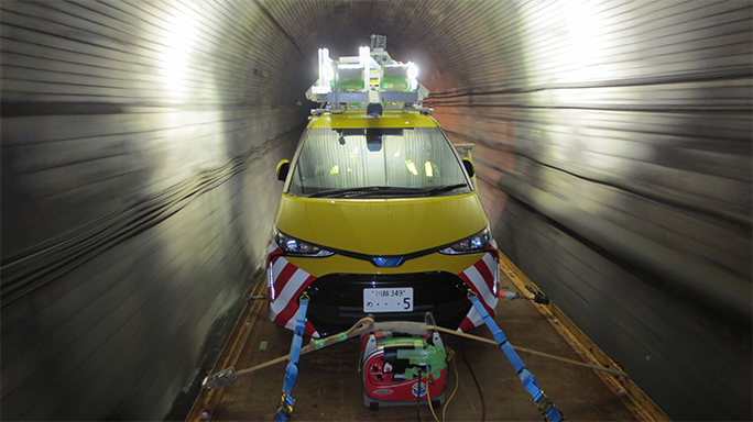 3次元点群データ計測車両 (伊豆急行線トンネル内)