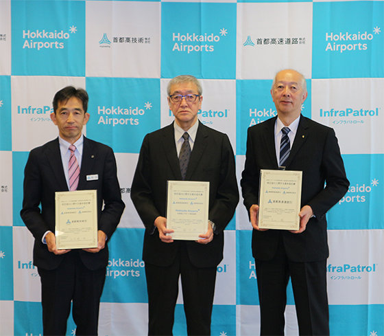 調印式(左から加古社長、蒲生社長、寺山社長)