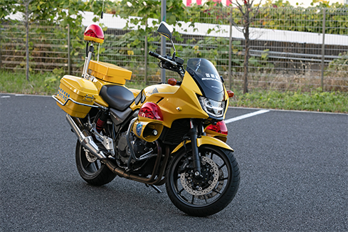 車両展示会場にて展示予定の働く車_黄バイ