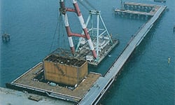 鋼製ケーソン据え付け