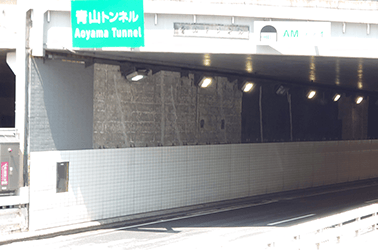 トンネルの壁面に白いタイルパネルを設置しました。