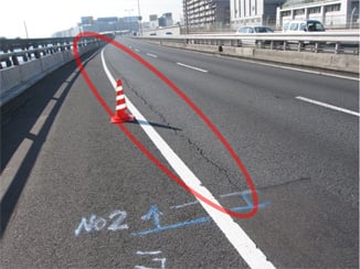 路面のひび割れ(平成18年12月発生)