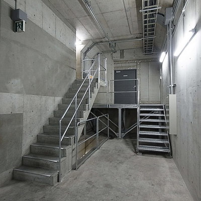 建築作品集　換気所：西新宿 2007年 東京都新宿区 延床面積：5,393m2、構造：SRC造＋RC造、規模：地上4階　地下3階