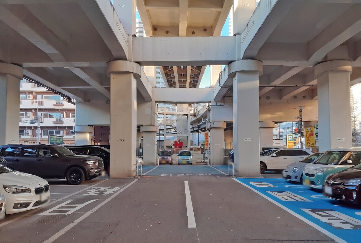 高架下を活用した駐車場