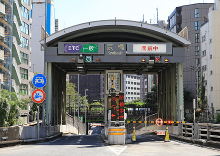 「ETC 一般」と表示された通行可能なレーンと、「閉鎖中」と表示され遮断棒が下りているレーンが並ぶ料金所。