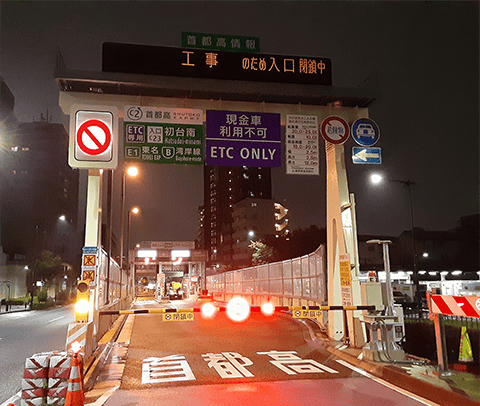 遮断棒が自動で降下し通行を遮断