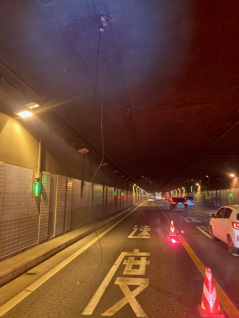 高さ違反車両による施設被害の様子