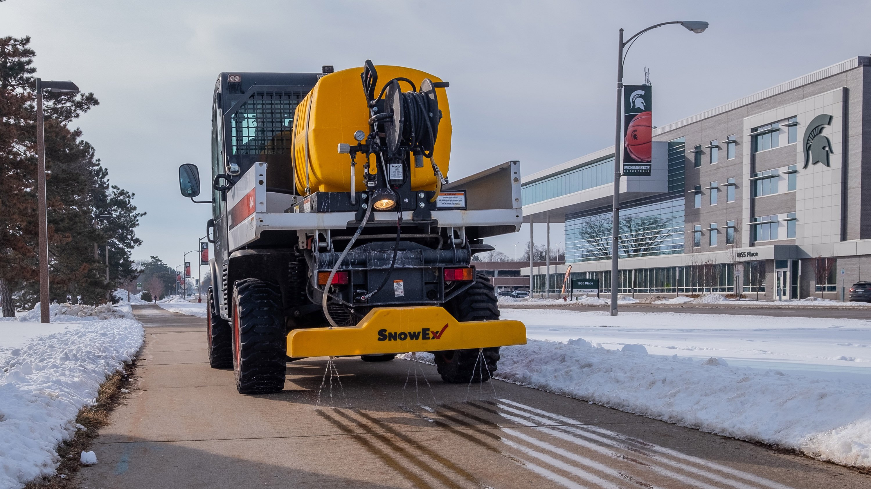 De-icing truck