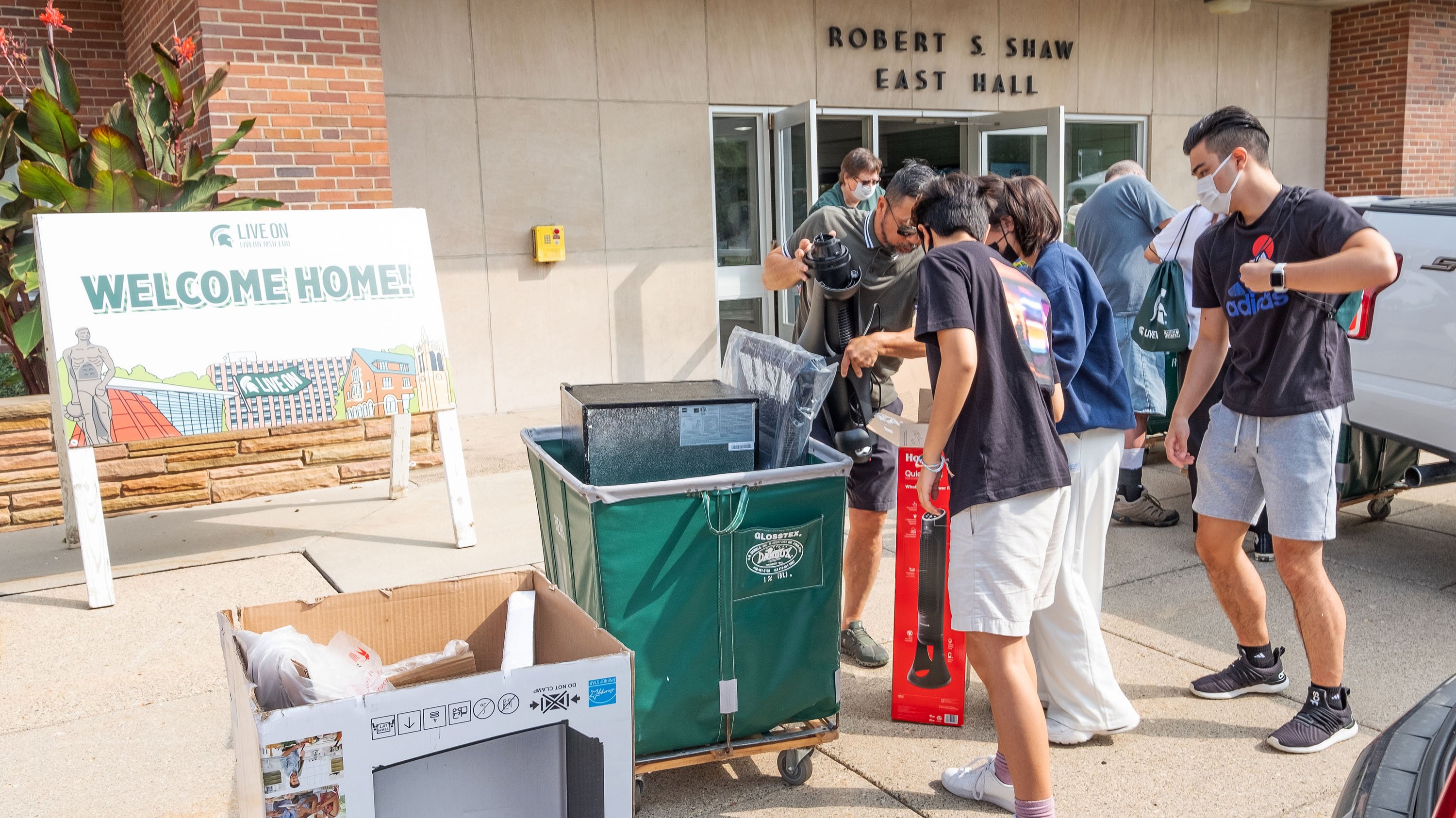 Students and parents moving into Shaw Hall