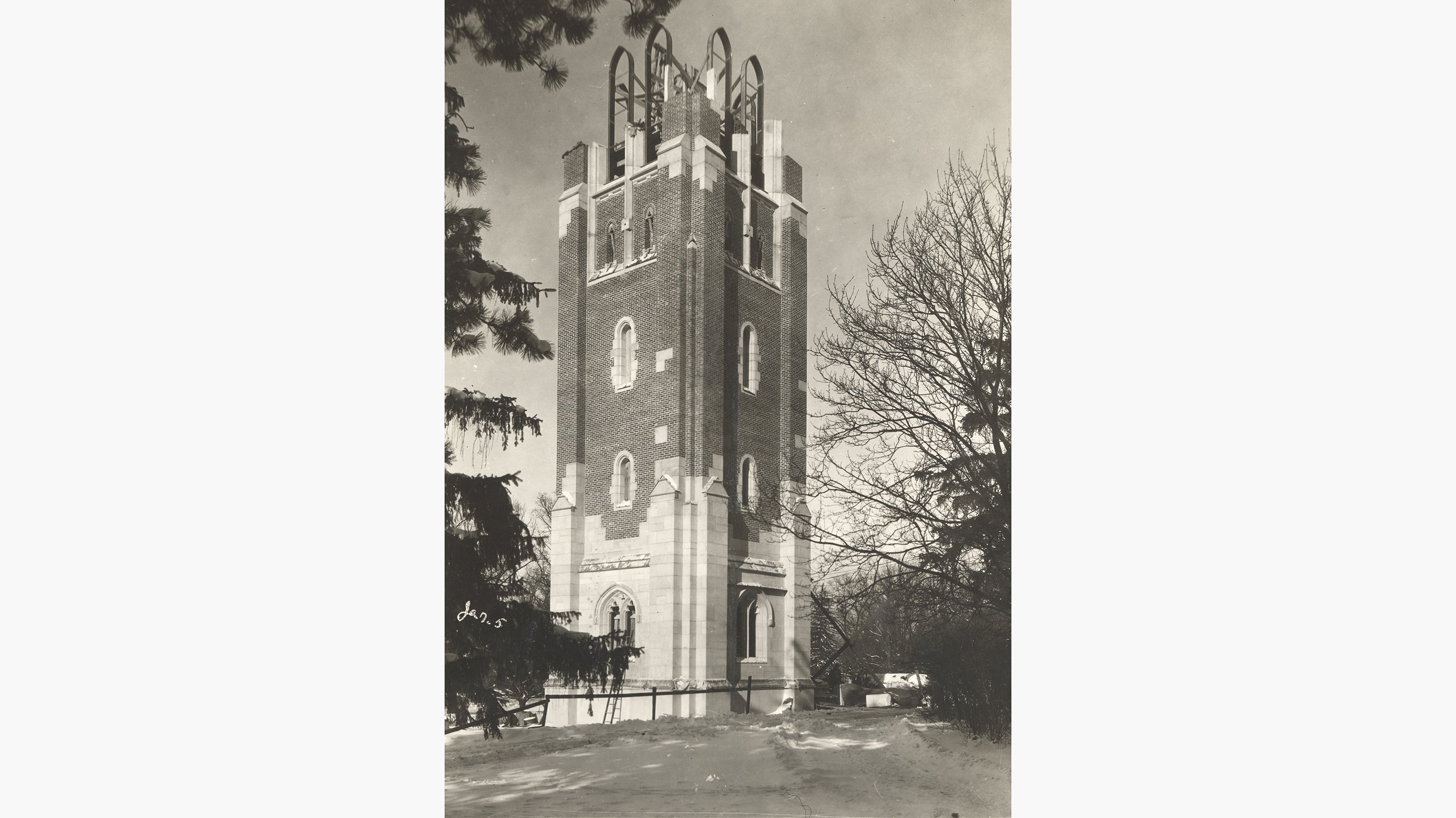 Image of Beaumont tower being constructed, 1929