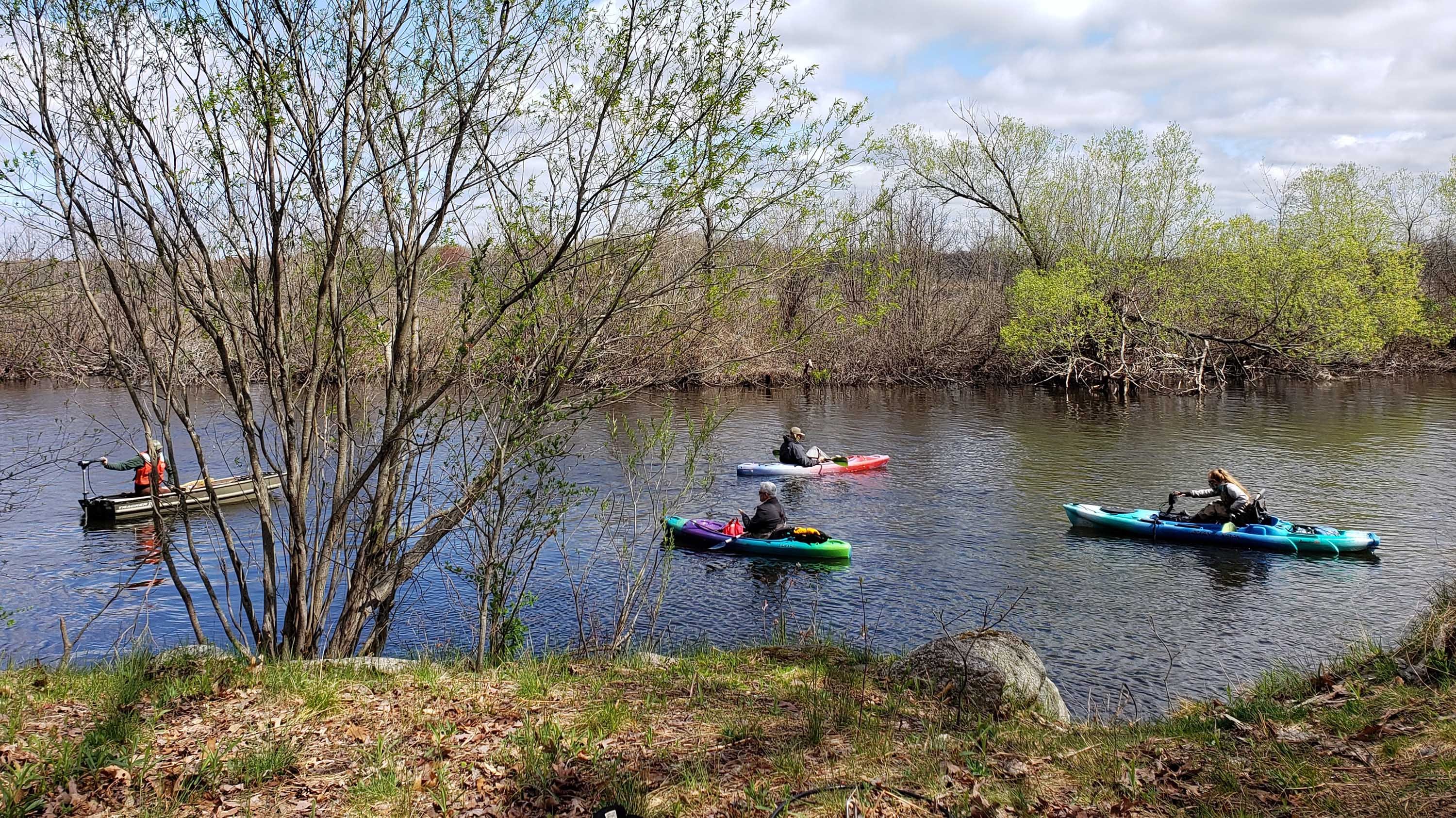 Members of the Wagner lab conducting research via kayak