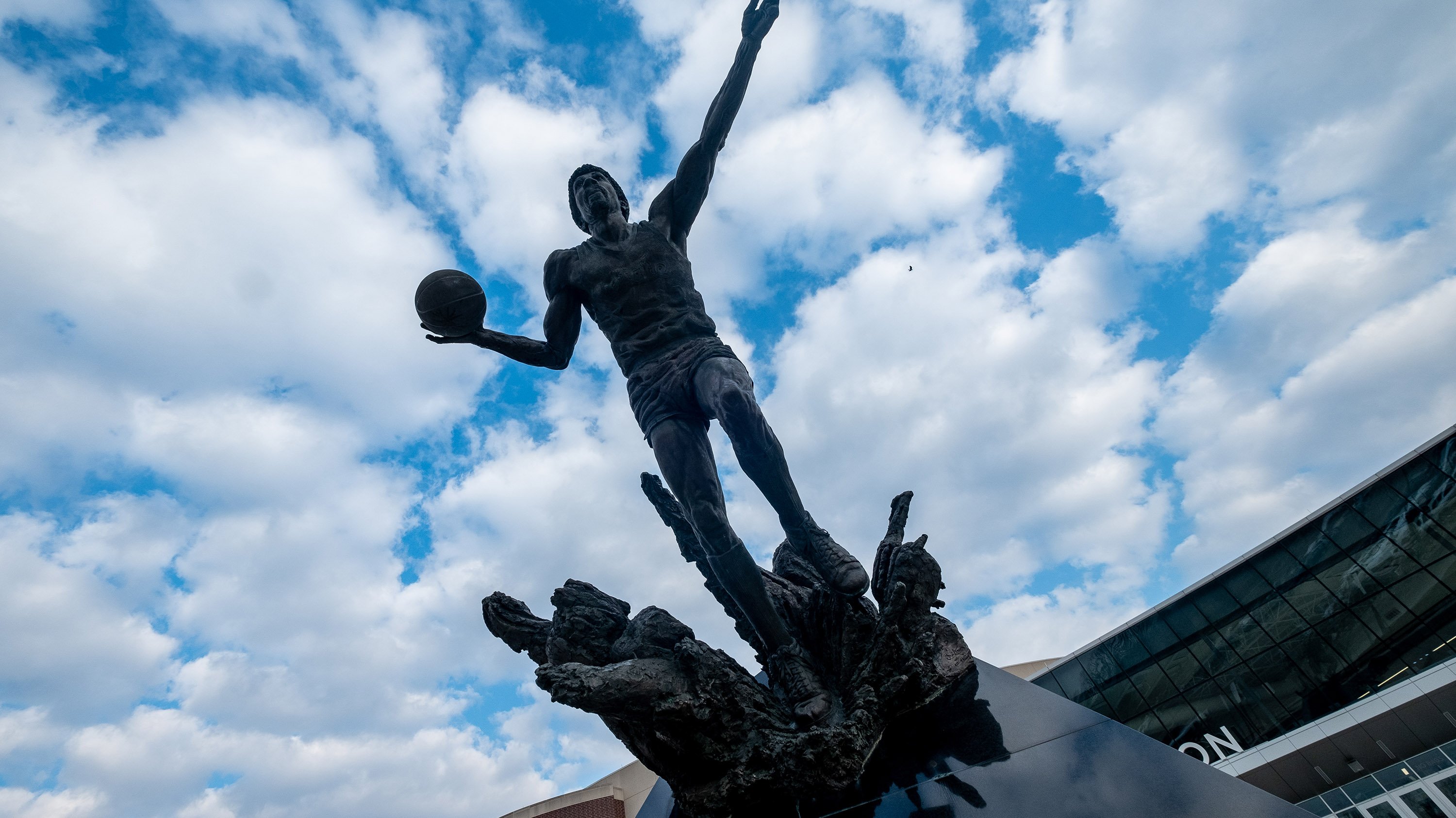 Magic Johnson statue 
