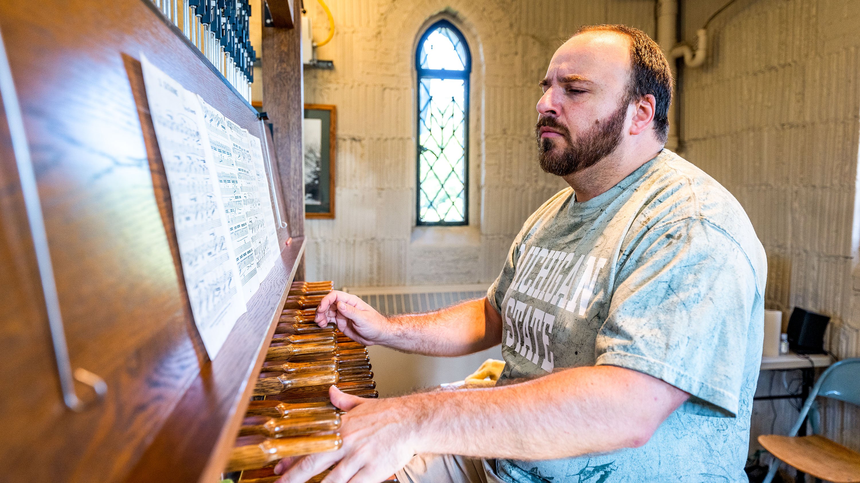 Carillonist Jonathan Lehre playing in Beaumont Tower