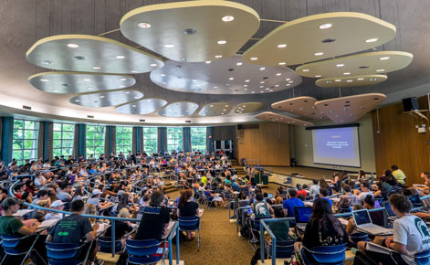 The Erickson Hall Kiva classroom full of students.
