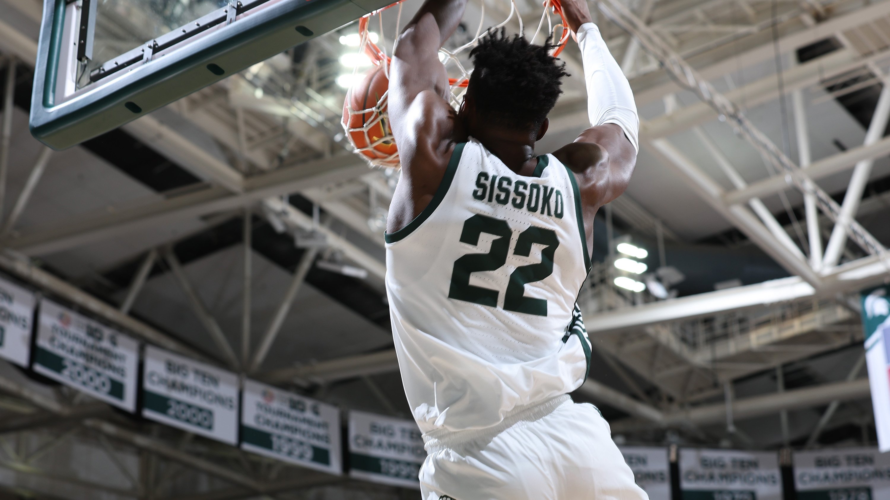 Mady Sissoko shooting a basket