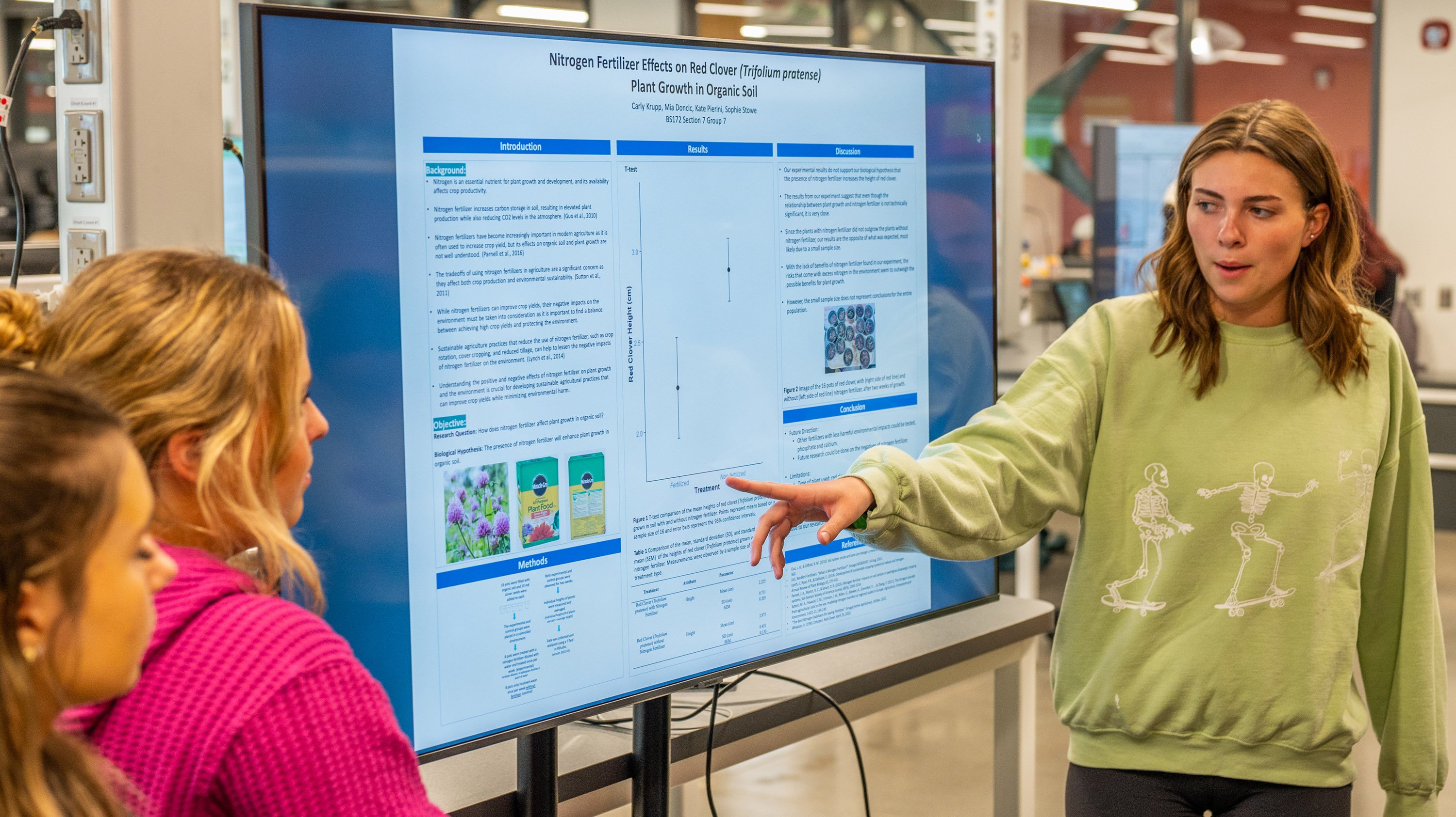Student using monitor to present poster