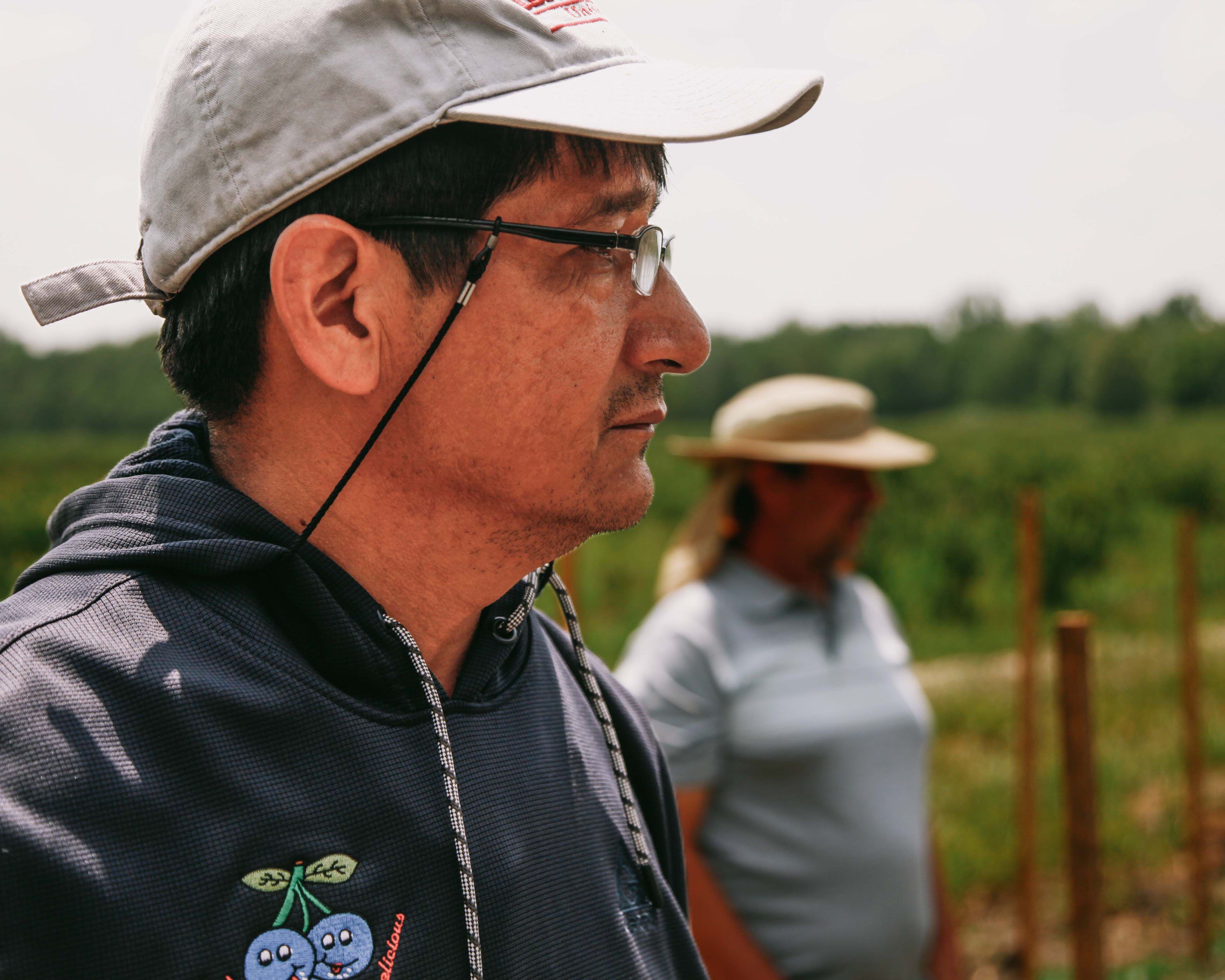 Nahun Avalos mira hacia adelante con Juan Pedro Solorio al fondo.