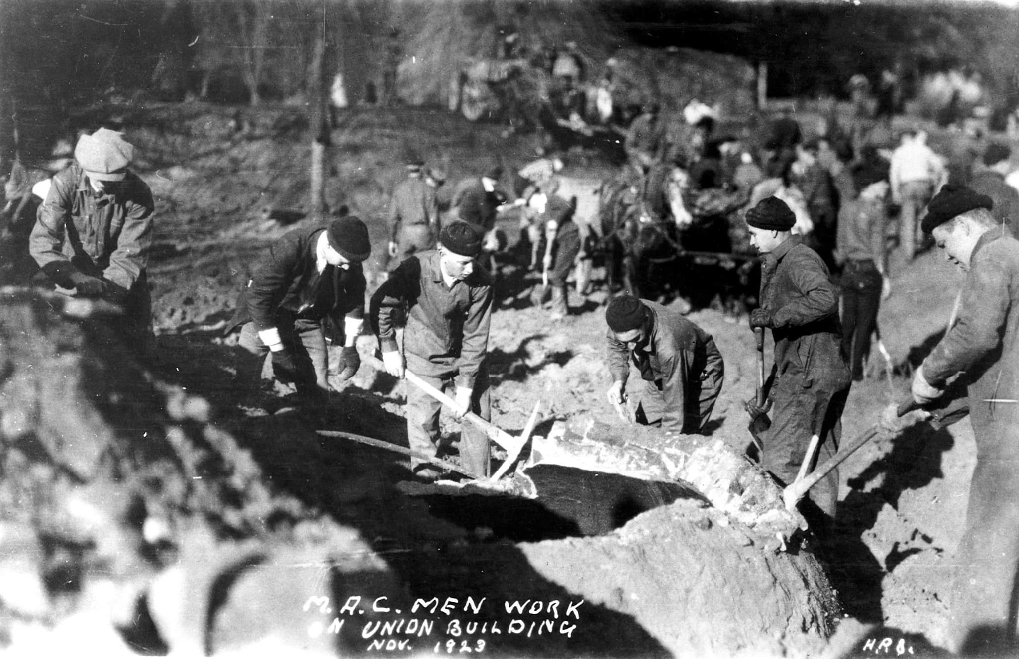 MAC students work on the building of the Union.