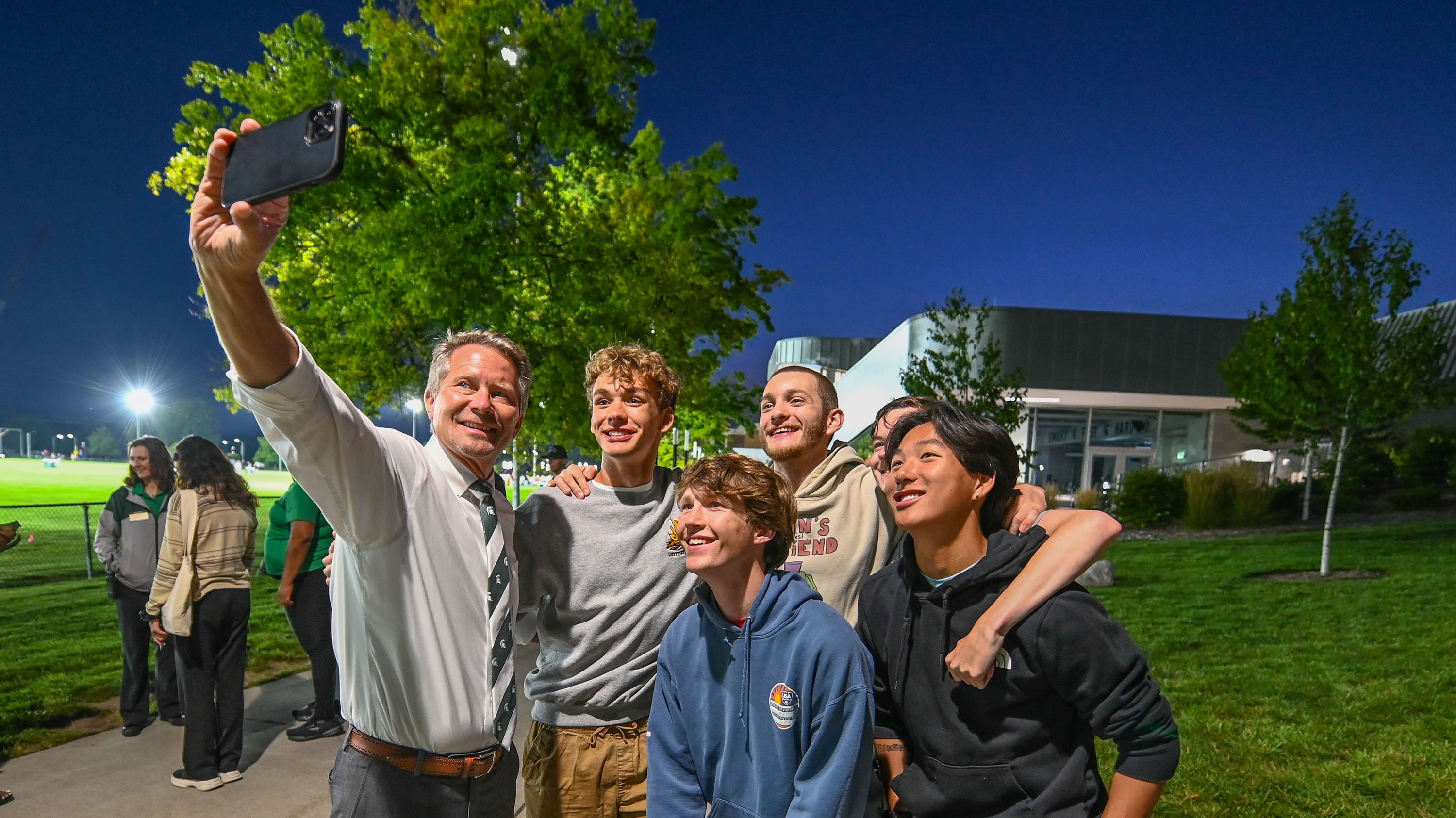 Kevin Guskiewicz taking selfie with students