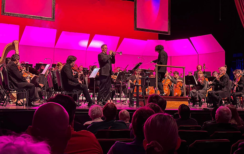 Octavio Más-Arocas conducting the Mansfield Symphony Orchestra