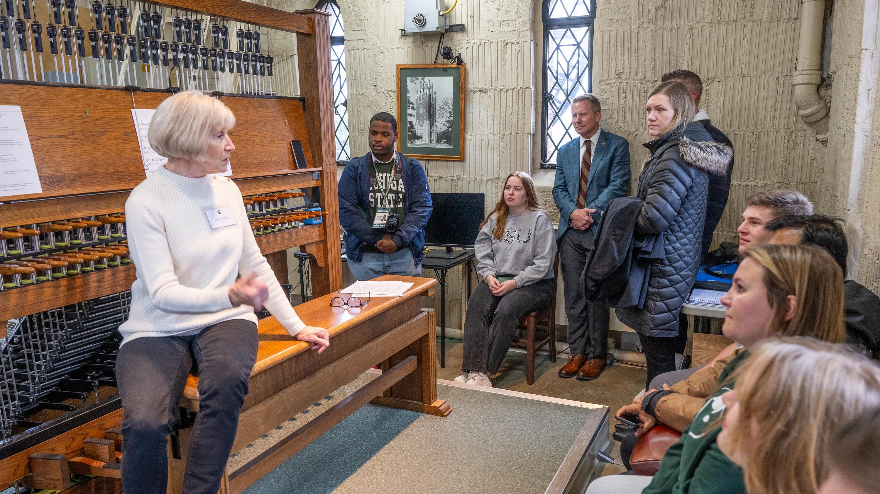 Laurie Harkema, Kevin Guskiewicz and students in Beaumont Tower