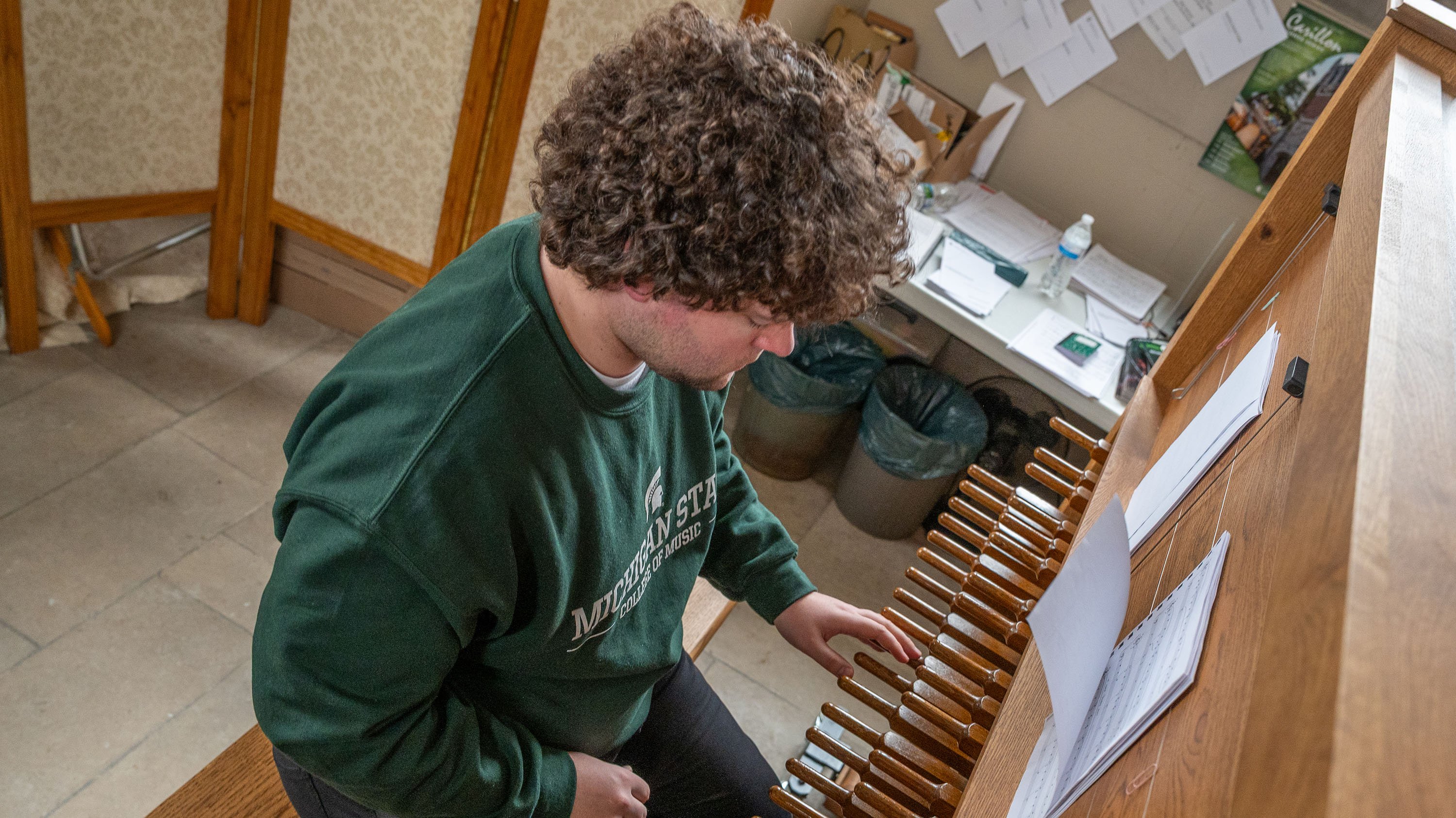 Person playing the carillon 