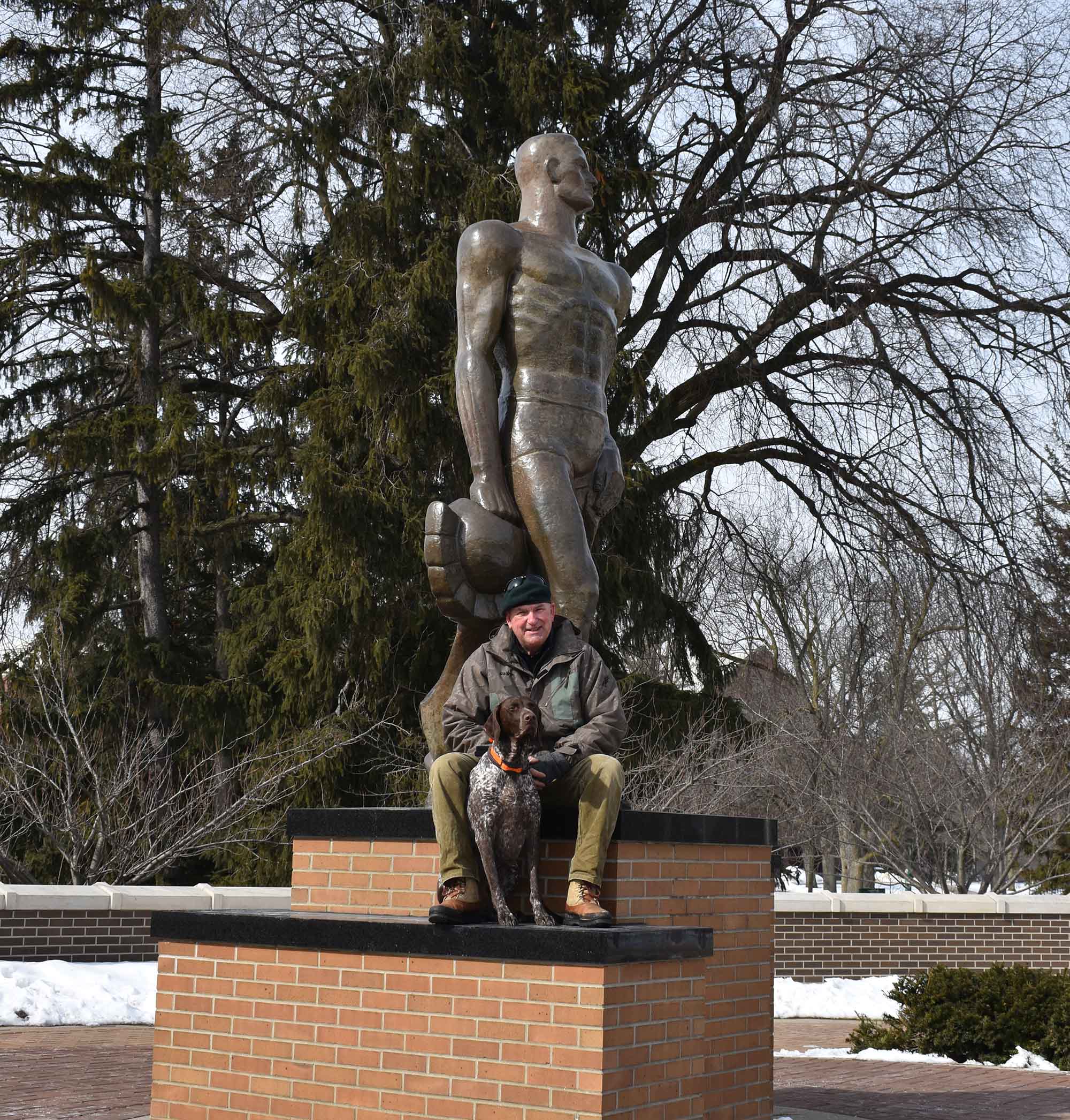 Kim Stuut and Jasper the dog with Spartan Statue