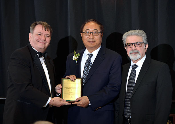Xian-He Sun accepting the 20220 Alumni Award from College Dean Kempel and CSE Chairperson Abdol-Hossein Esfananian