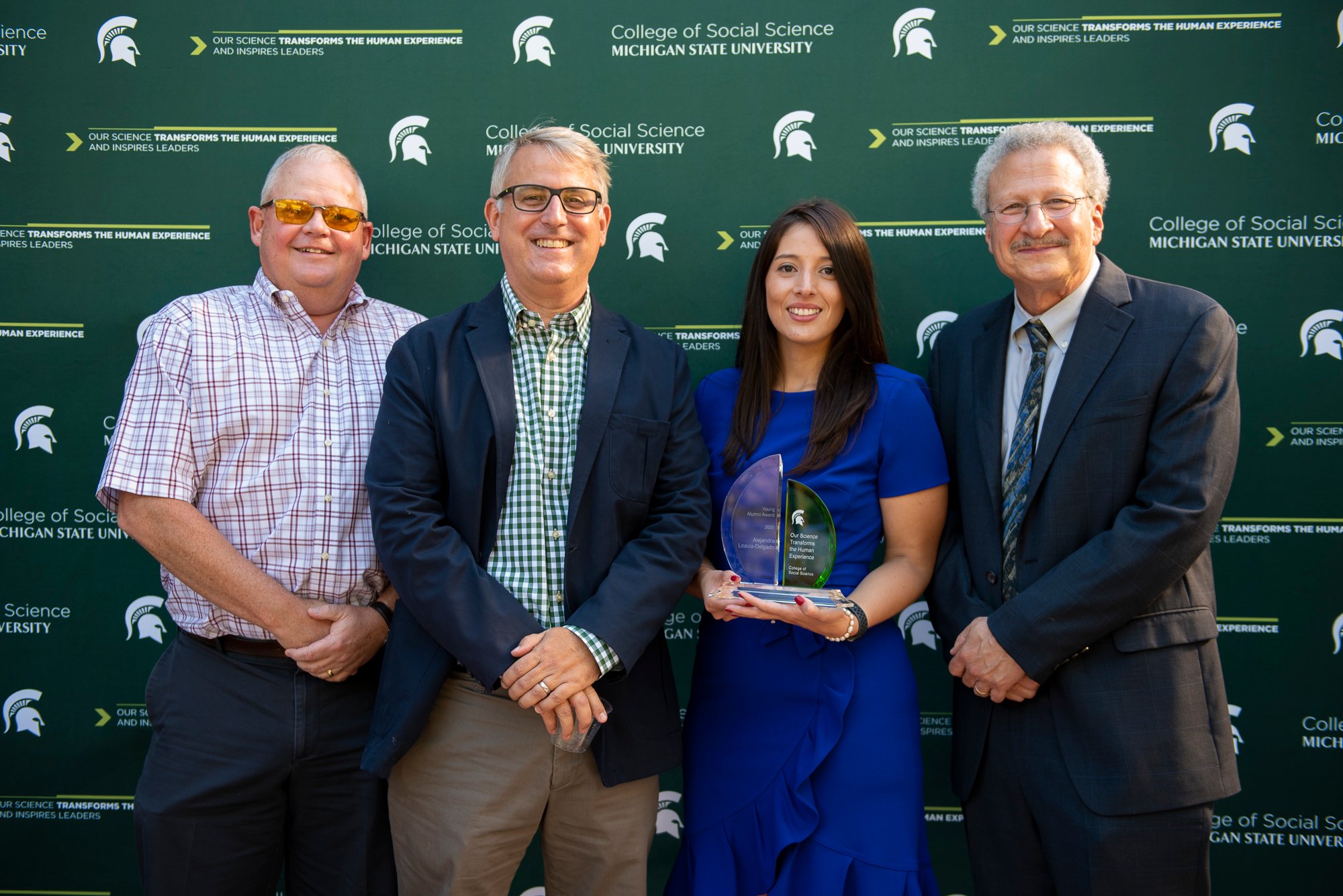 Economics alumna receives award. 