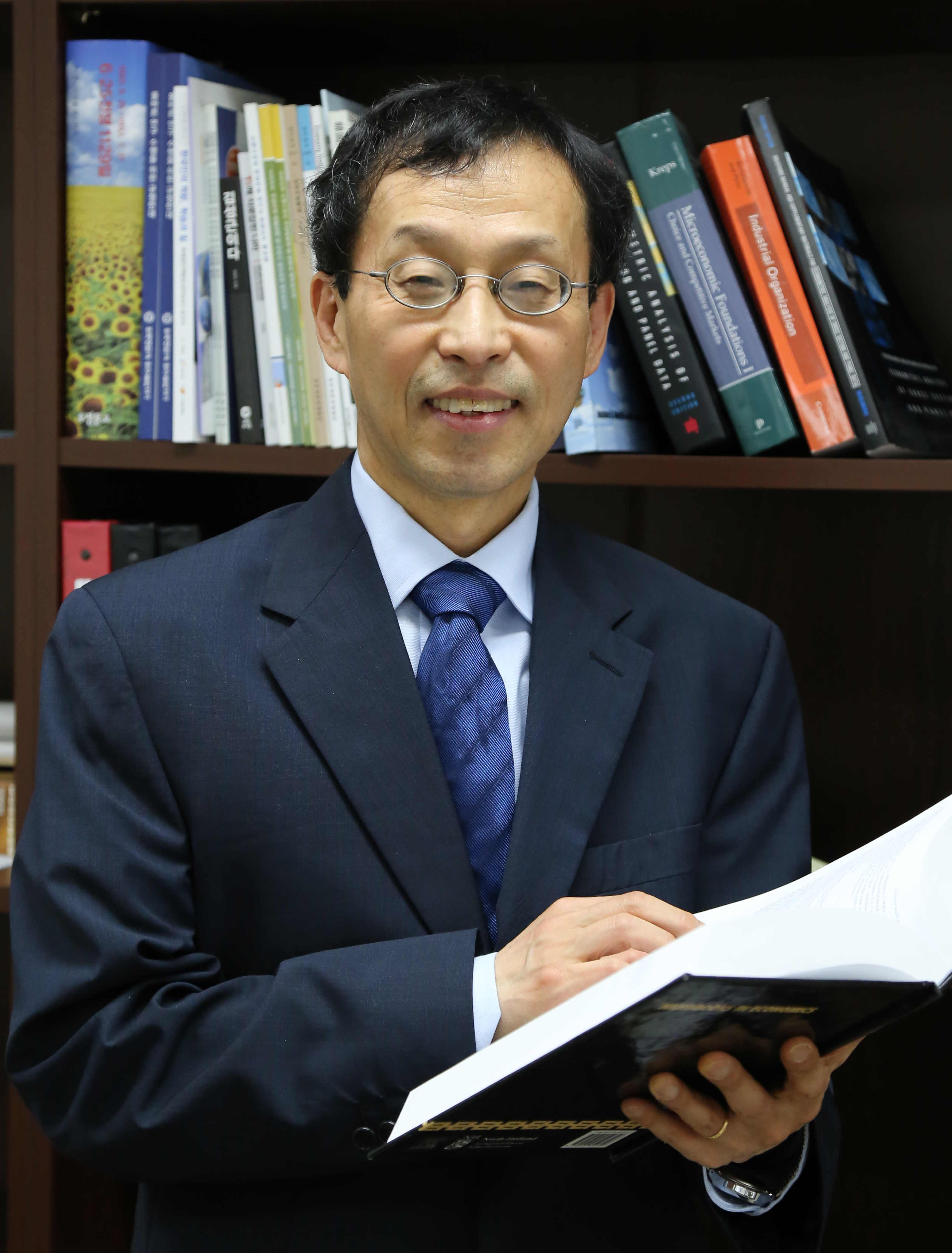 Headshot of Choi-Jay-Pil.