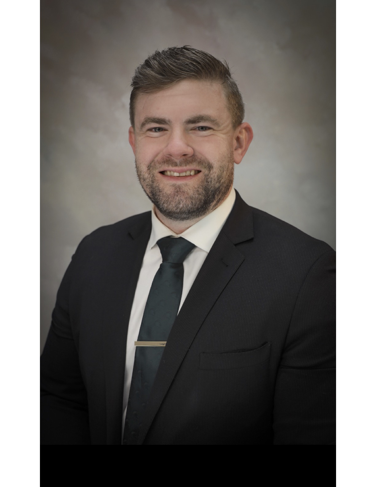 Utrie_Headshot_Suit_2022
