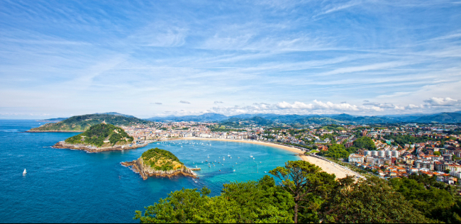 Panoramic view of San Sebastián’s crescent-shaped beach and coastal city along the Bay of Biscay in Spain’s Basque Country.