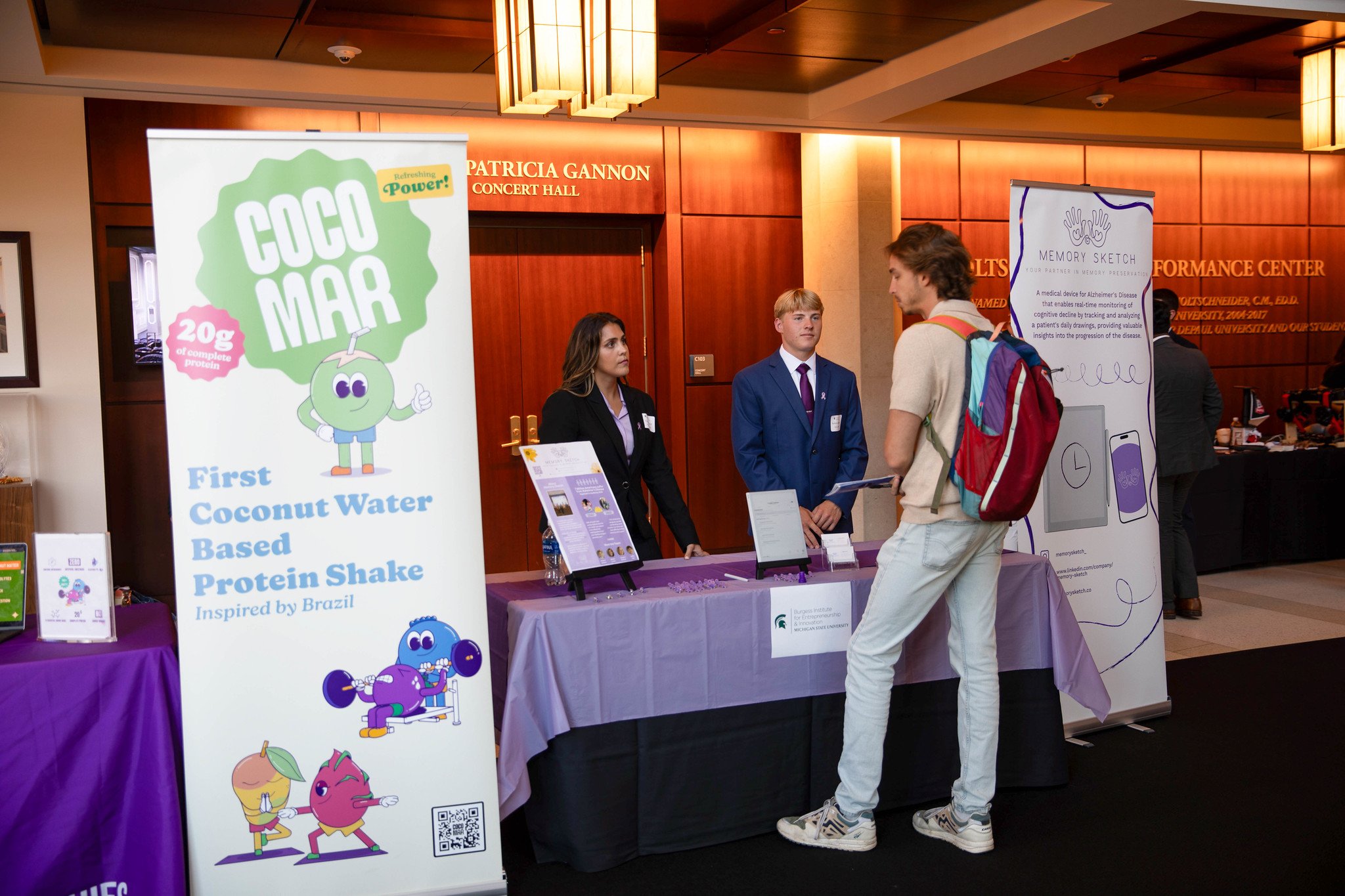 Cocomar pitching company to a student.