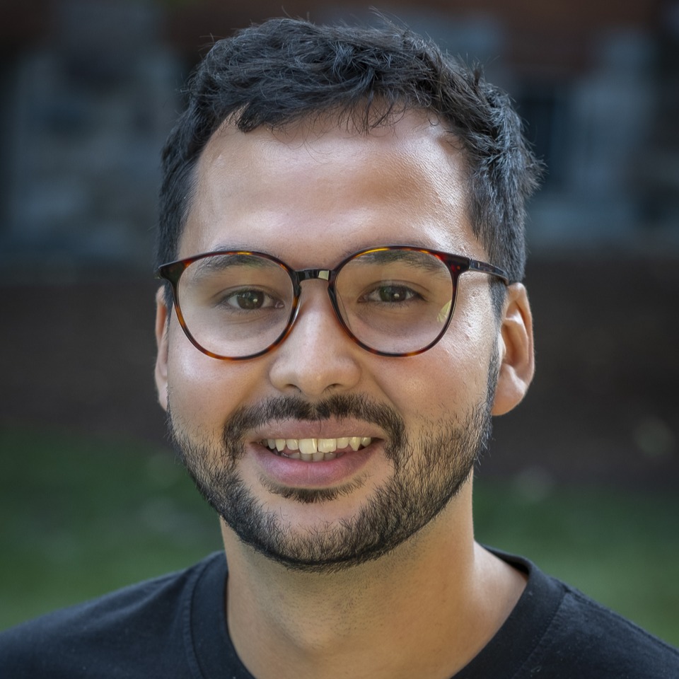 Headshot of Carlos Flores Komatsu.