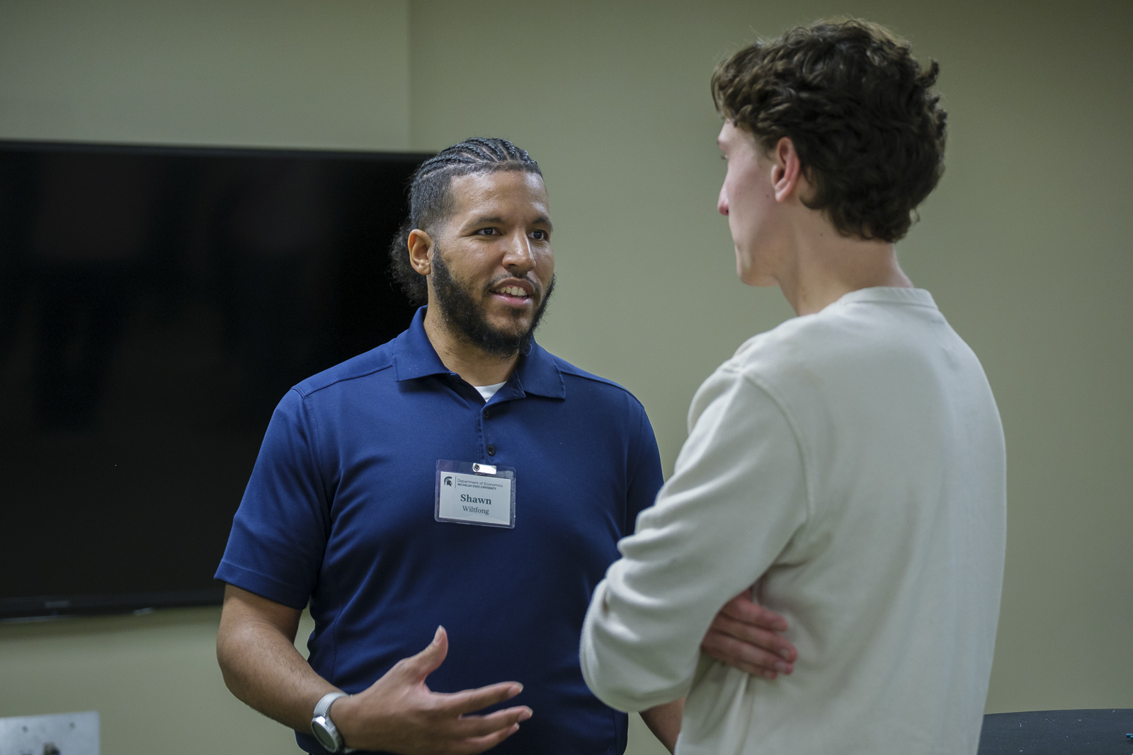 Alumnus speaks with undergraduate.