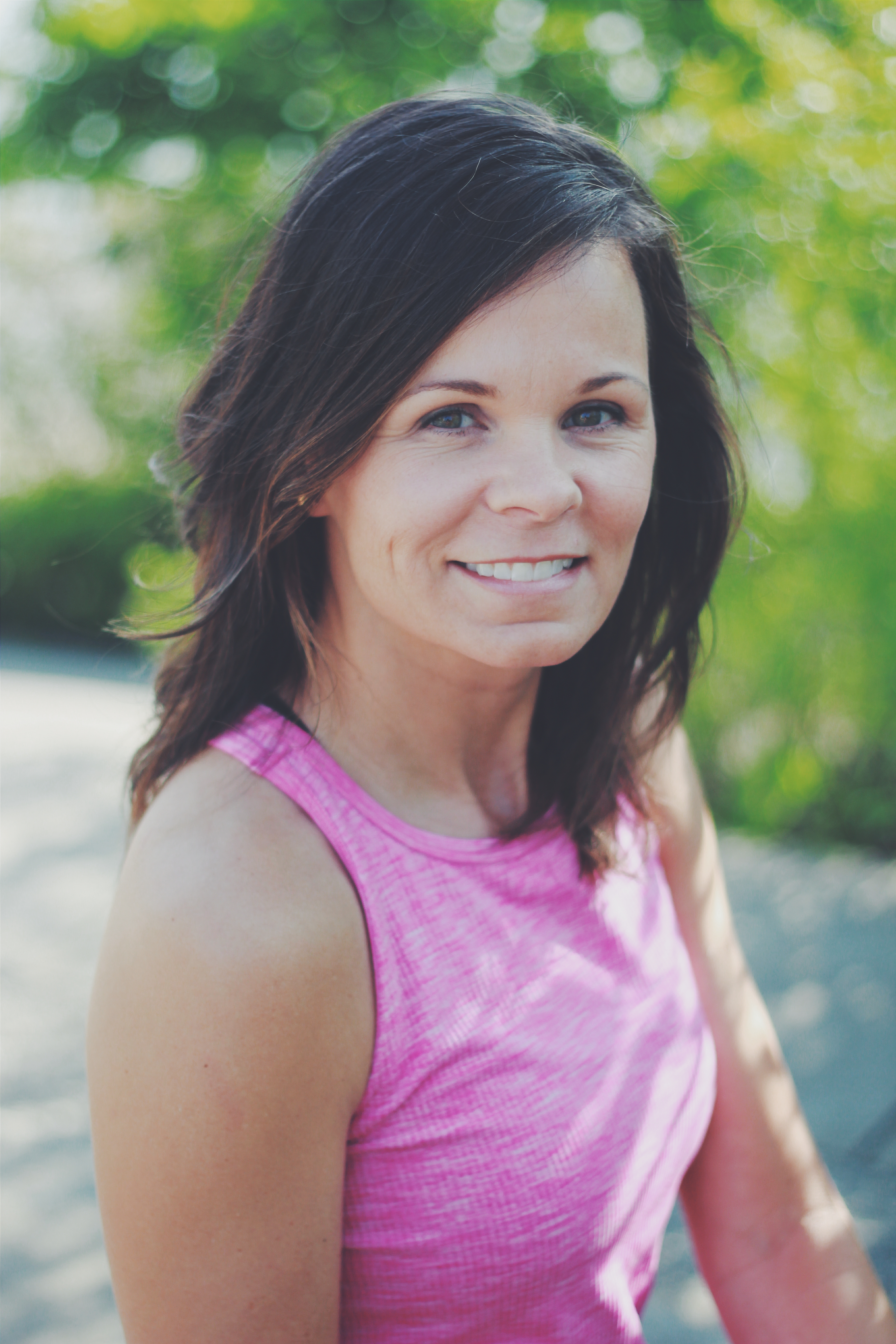 Headshot - Laura Kennett