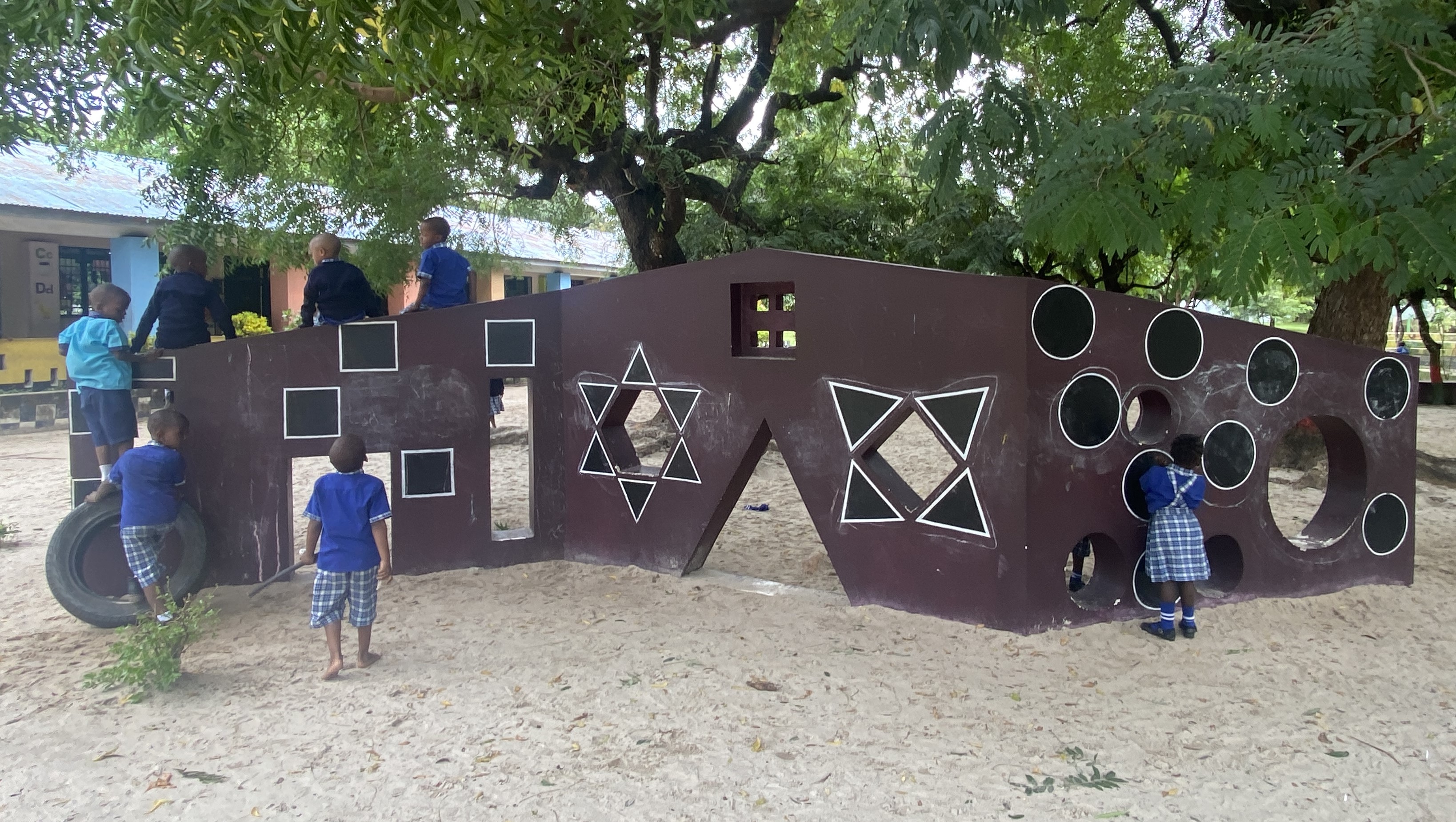 Climbing and balancing on the wall_jg01