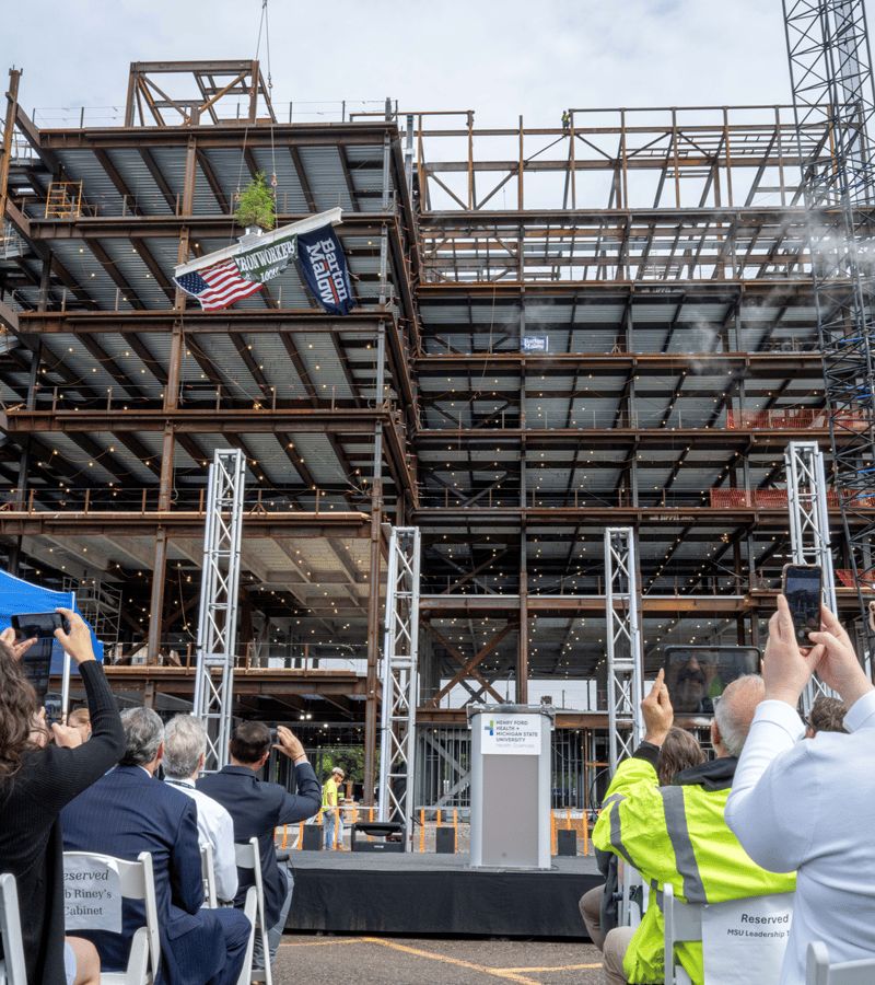 The rising of the last research center beam.