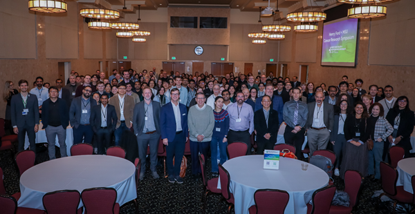 200 event participants standing together as a group for the photo