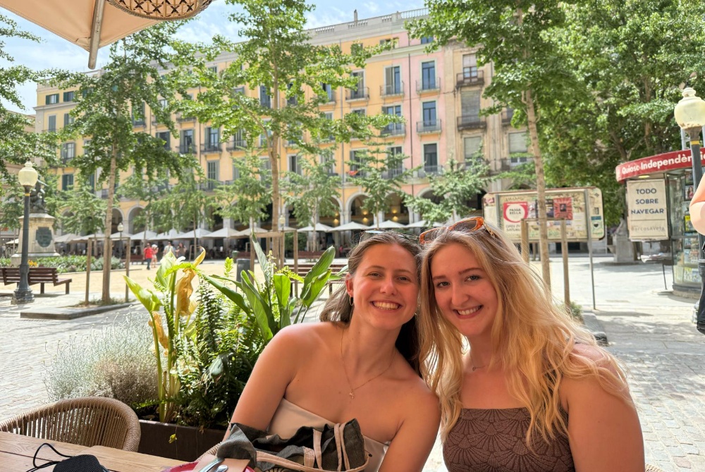 Monika Torkos dining with her program roommate at an outdoor cafe in Barcelona.