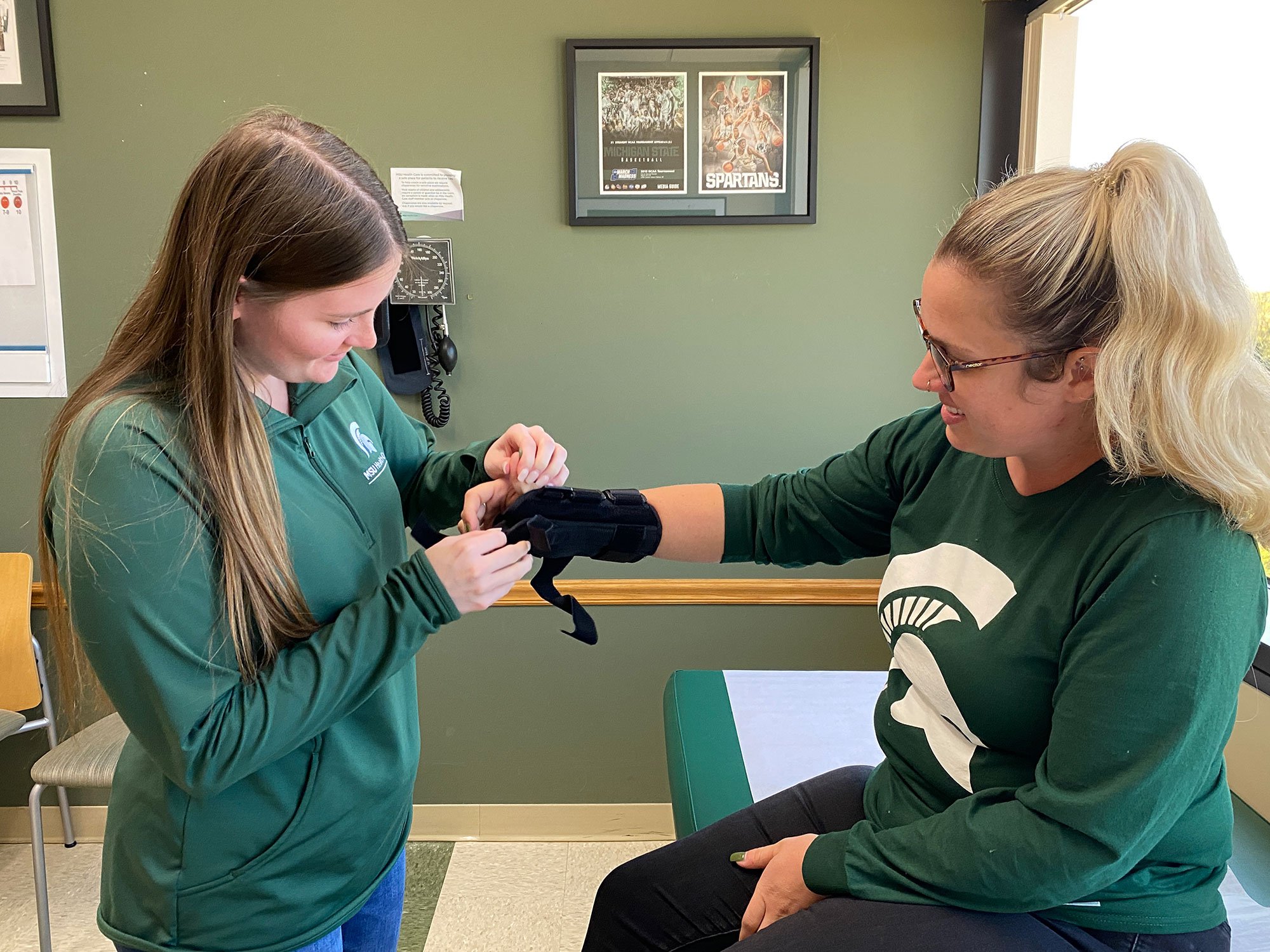 Former-Athletic-Training-Resident-working-with-patient99