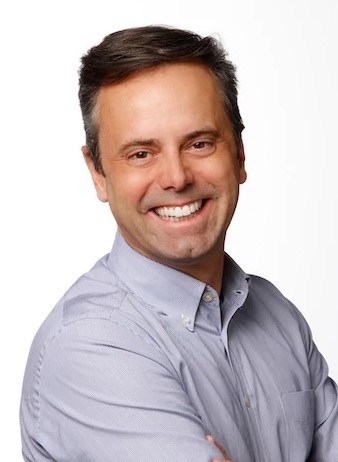 Portrait of Marcio Oliveira, vice provost of teaching and learning innovation, in a light blue button down shirt.