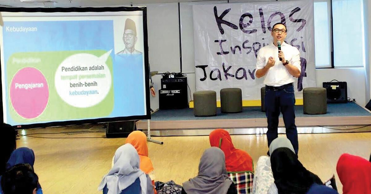 Iwan Syahril giving presentation in Indonesia