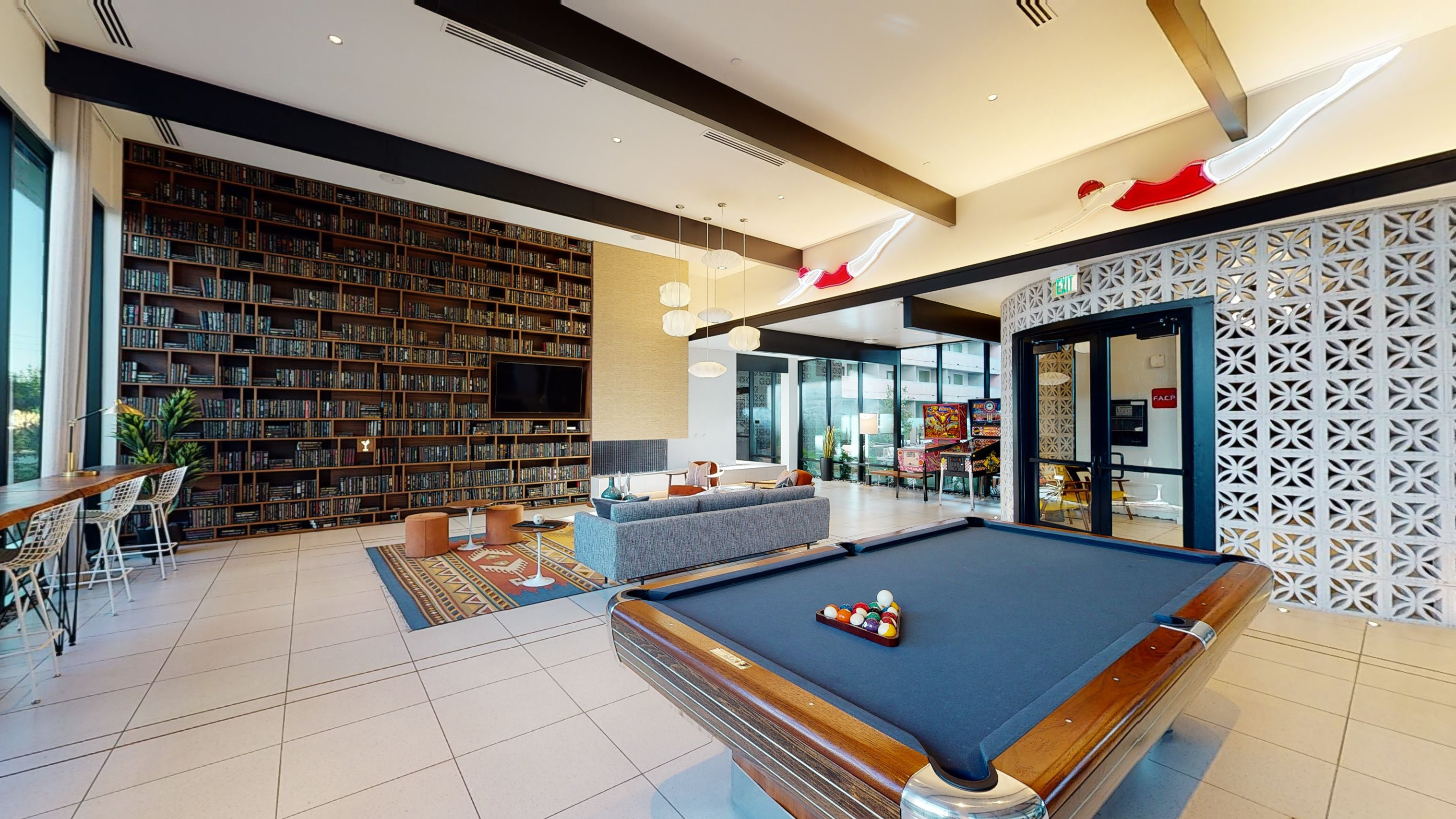 Courtyard & Lounge