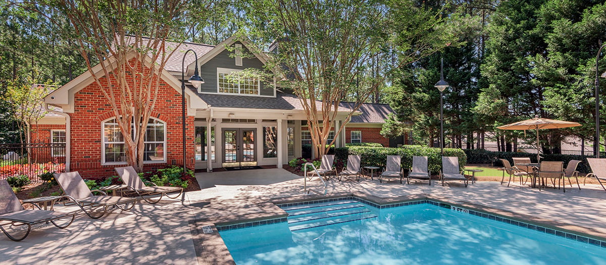 Pool and Clubhouse at Colonial Grand at Riverchase Trails luxury apartment homes in Birmingham, AL